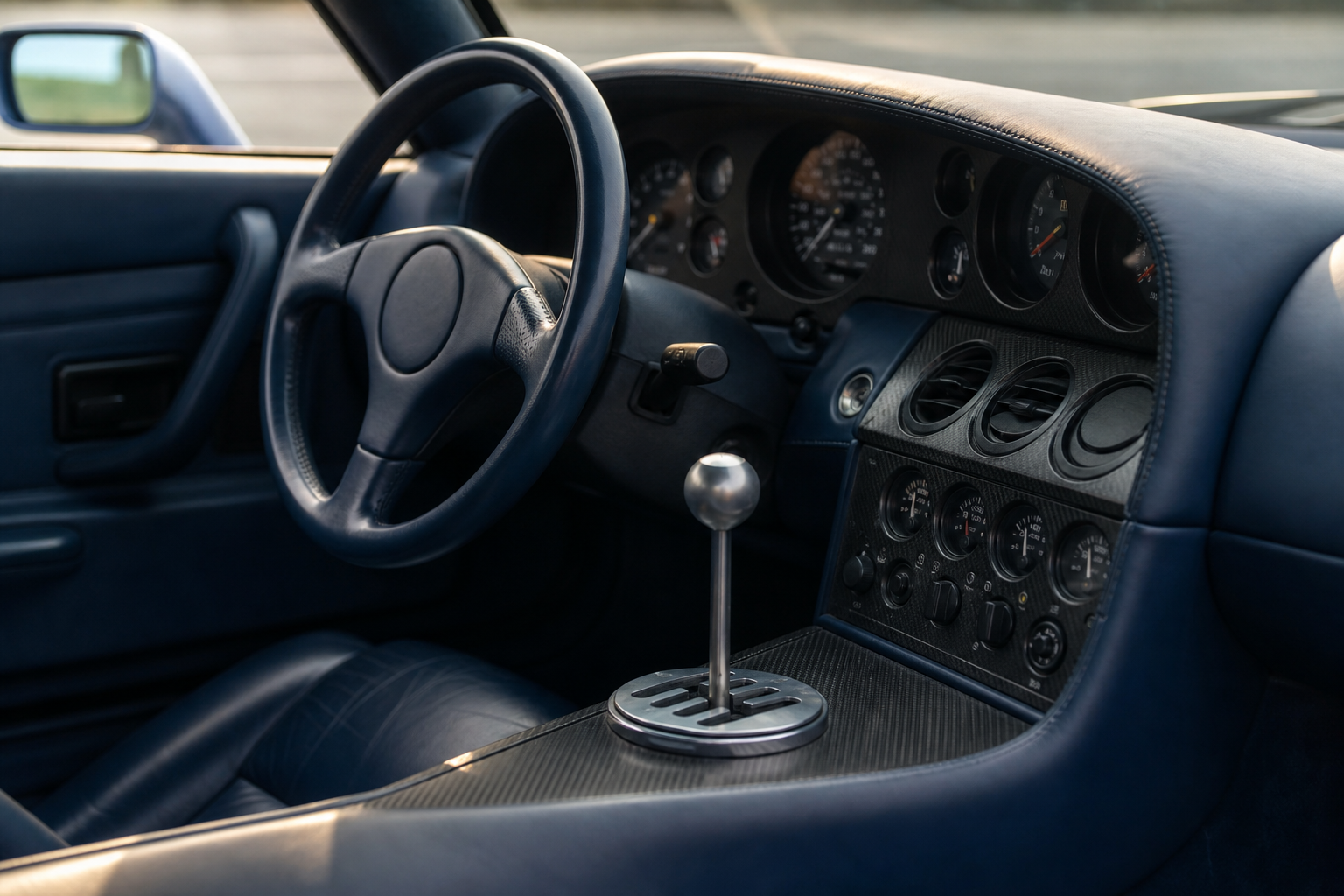 Levier de boîte manuelle et commandes analogiques dans un cockpit d'hypercar des années 1990