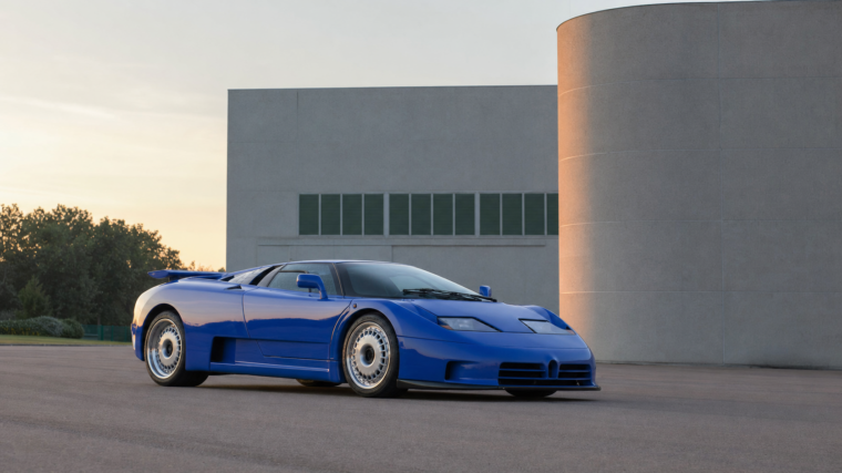 Hypercar bleue des années 1990 devant une architecture industrielle italienne au lever du jour
