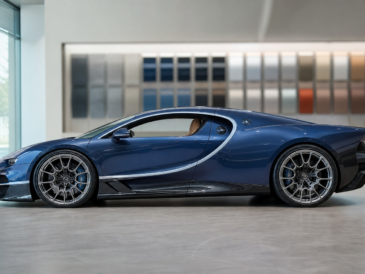 Bugatti Tourbillon bleu profond de profil dans une galerie de design à Molsheim