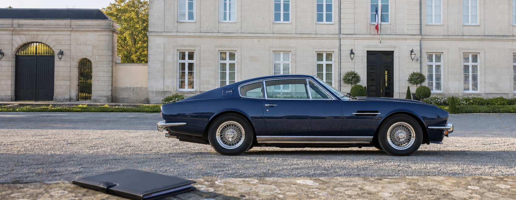 Automobile de collection bleu nuit devant un bâtiment administratif avec dossier fermé au premier plan