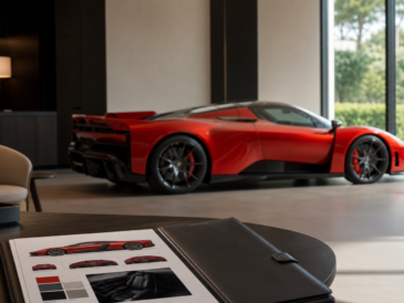 Dossier de configuration posé devant une hypercar rouge moderne