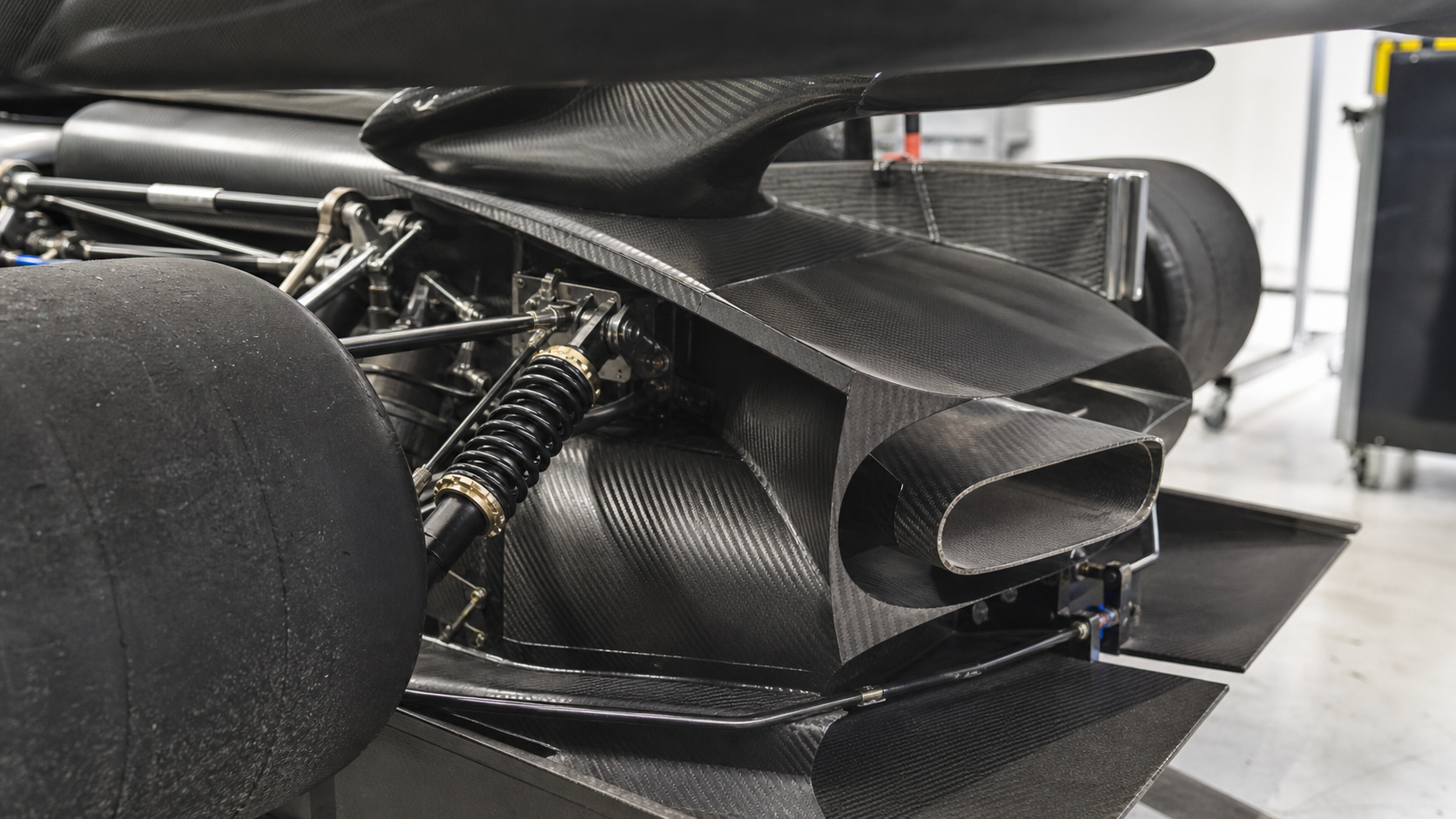 Détail de suspension et d’aérodynamique en carbone sur une hypercar réservée à la piste