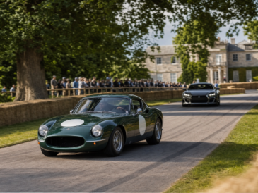 Voiture de course historique sur une montée britannique bordée de bottes de paille et de spectateurs