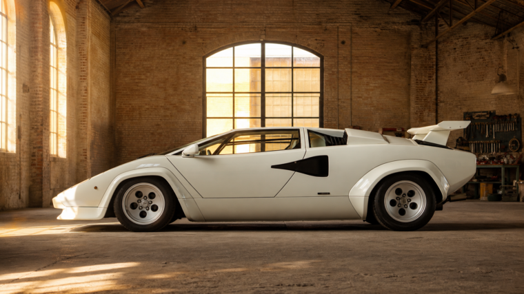 Lamborghini Countach blanche de profil dans un hangar italien en briques avant restauration