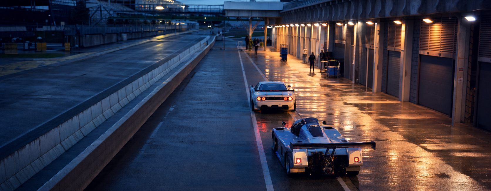 Prototype d’endurance et GT historique dans les stands du Mans à l’aube