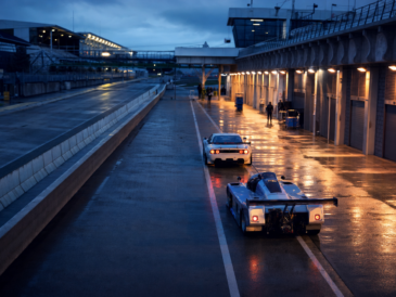 Prototype d’endurance et GT historique dans les stands du Mans à l’aube