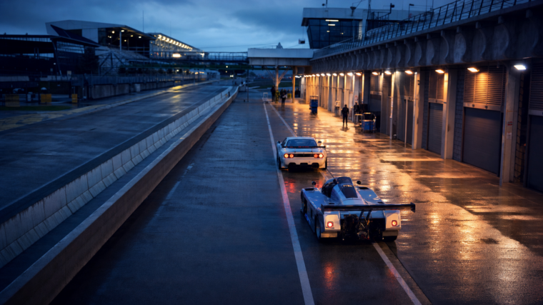 Prototype d’endurance et GT historique dans les stands du Mans à l’aube