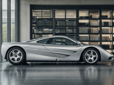 McLaren F1 argentée présentée dans une salle d’archives automobile contemporaine