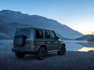 Mercedes G 580 électrique gris graphite au bord d'un lac alpin au lever du jour