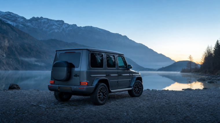Mercedes G 580 électrique gris graphite au bord d'un lac alpin au lever du jour