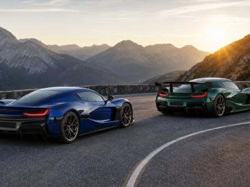 Rimac Nevera bleue et Nevera R verte sur une route alpine au lever du jour
