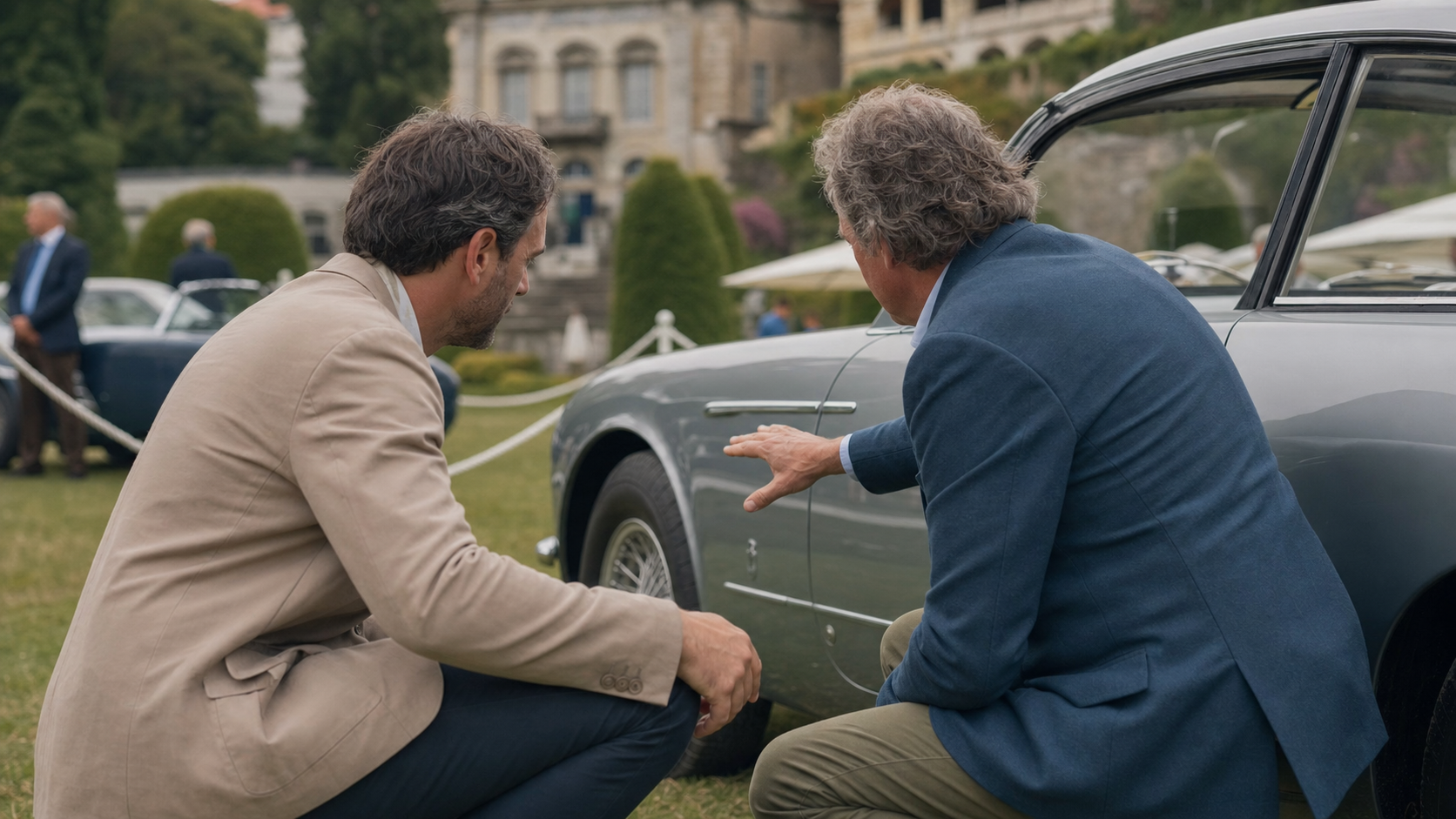 Discussion discrète avec un spécialiste devant une GT ancienne
