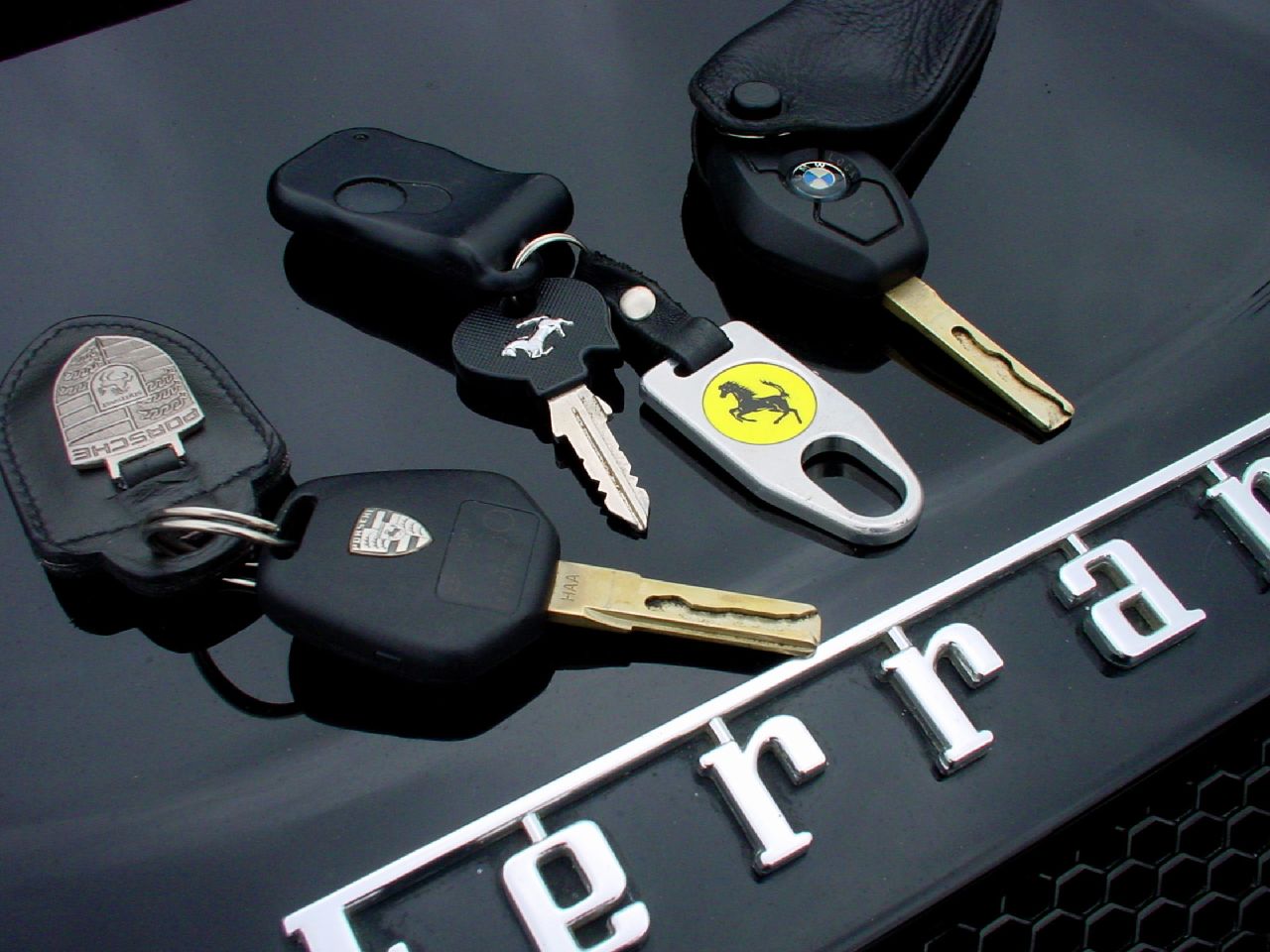 Clés de voitures Porsche, Ferrari et BMW