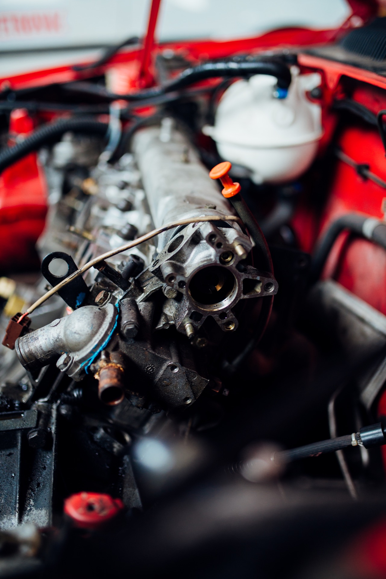 Compartiment moteur examiné lors d’une expertise automobile