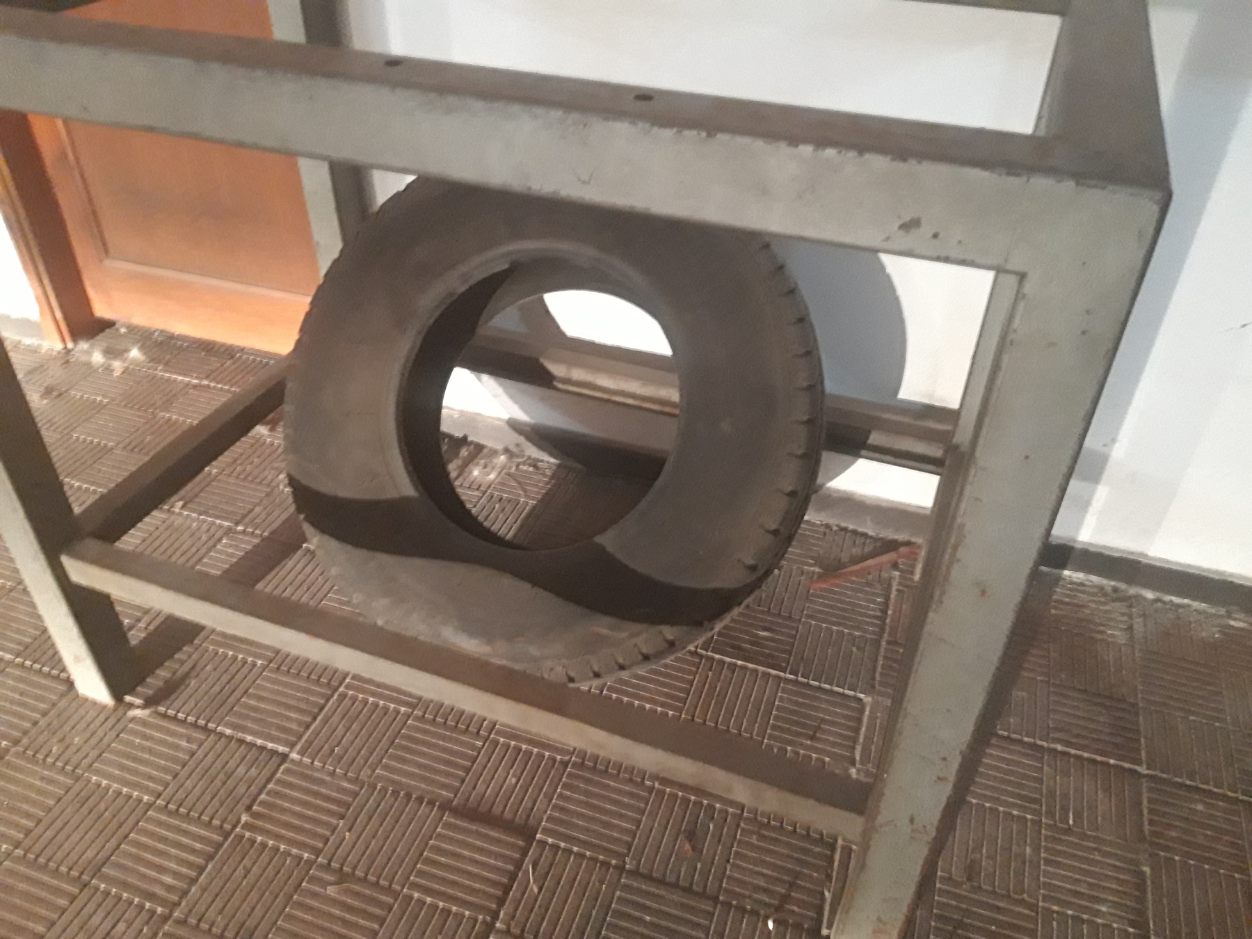 Pneu automobile stocké dans un garage