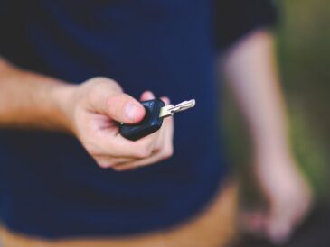 Remise des clés d’une voiture lors d’une vente