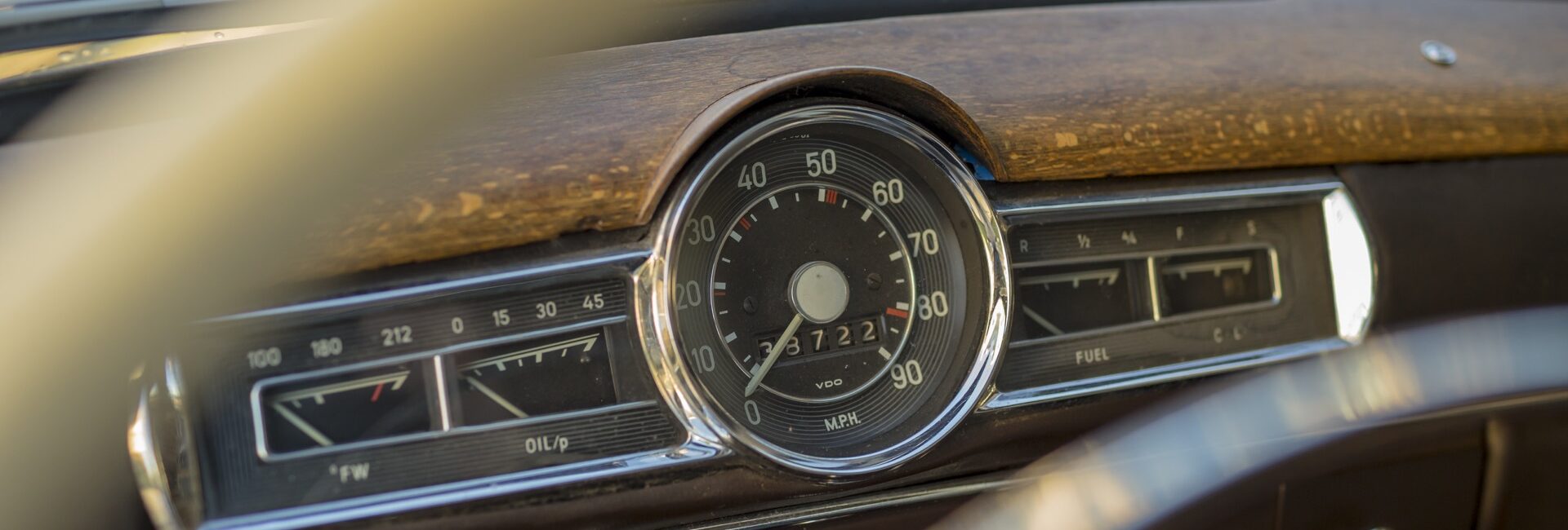 Tableau de bord d’une voiture ancienne