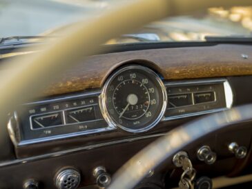 Tableau de bord d’une voiture ancienne