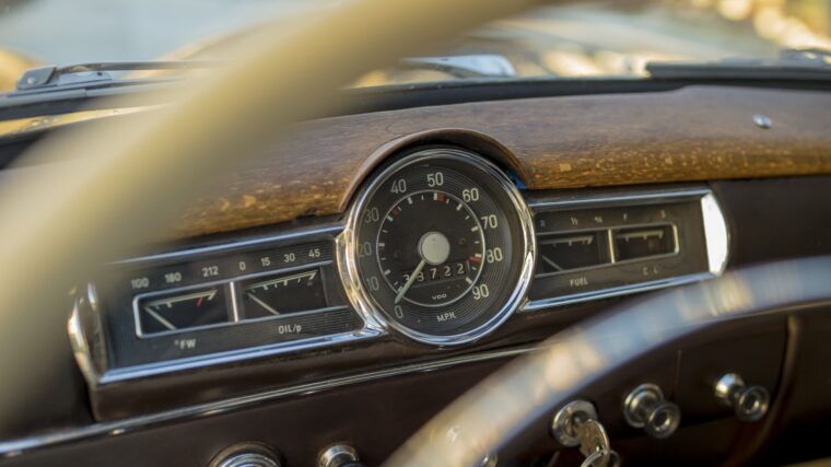 Tableau de bord d’une voiture ancienne