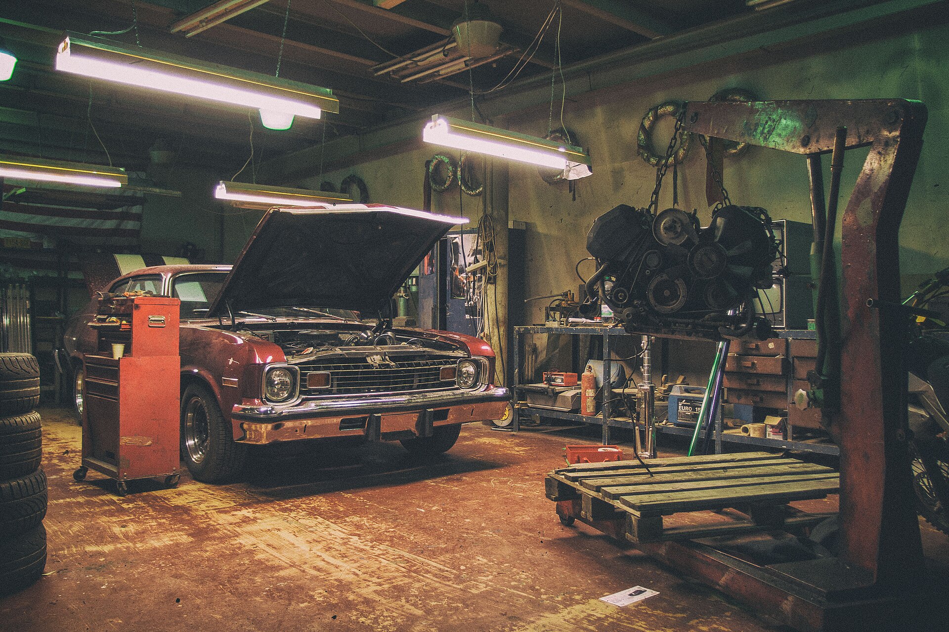 Voiture ancienne examinée dans un atelier