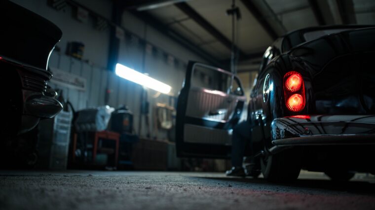 Voiture de collection stationnée dans un garage