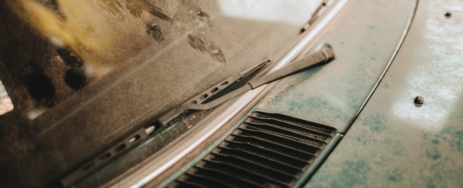 Voiture ancienne immobilisée dans un garage après le décès de son propriétaire