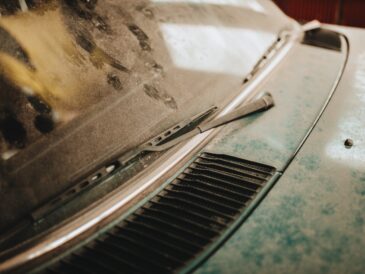 Voiture ancienne immobilisée dans un garage après le décès de son propriétaire
