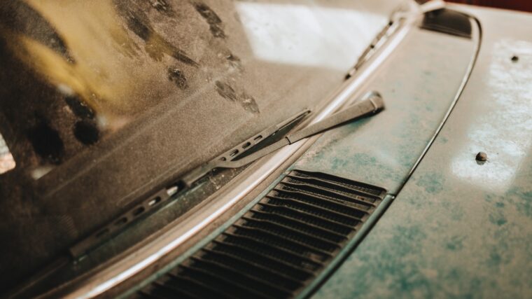 Voiture ancienne immobilisée dans un garage après le décès de son propriétaire