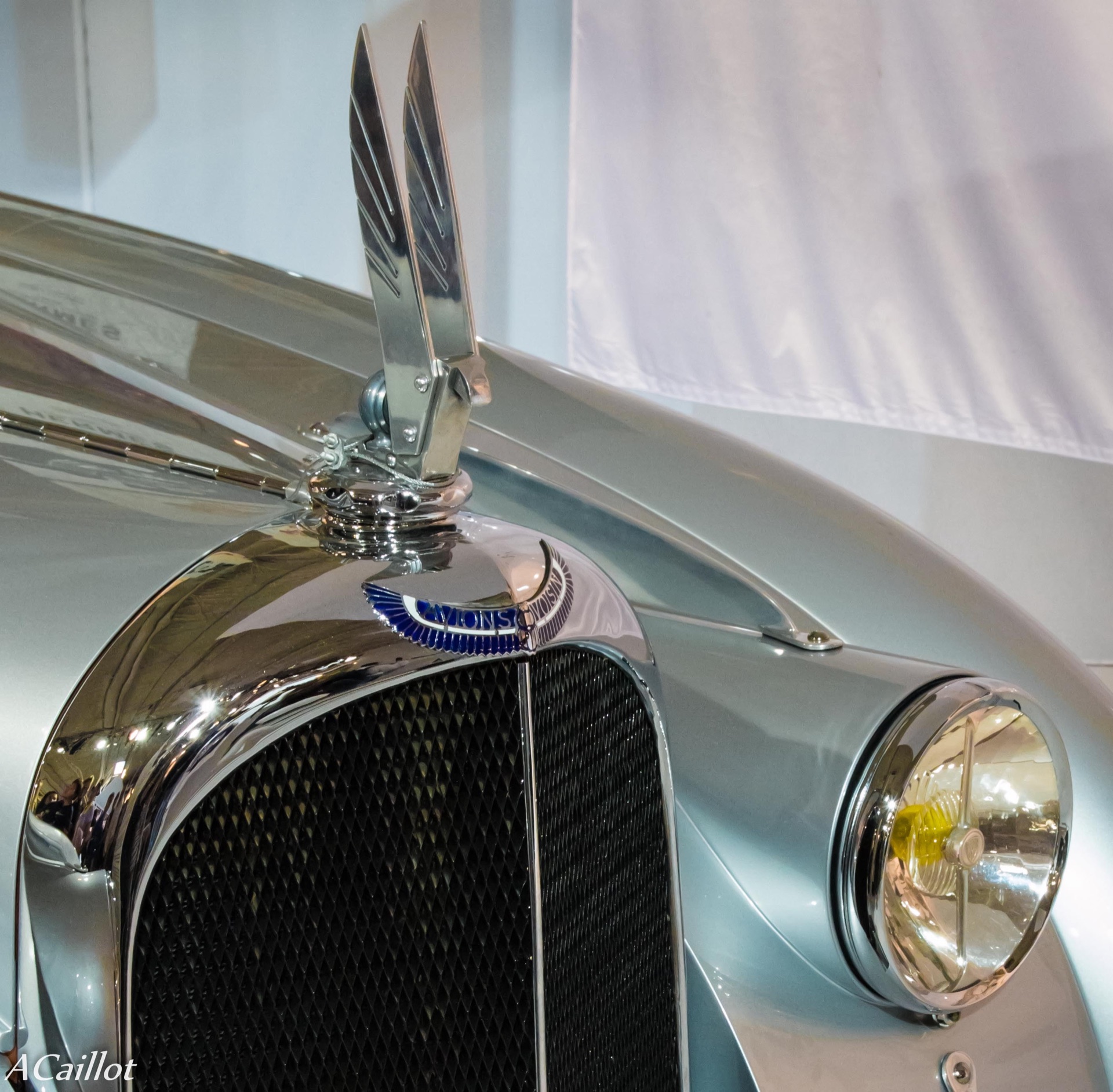 Détail de la calandre et de la mascotte d’une Avions Voisin C28 Aérosport