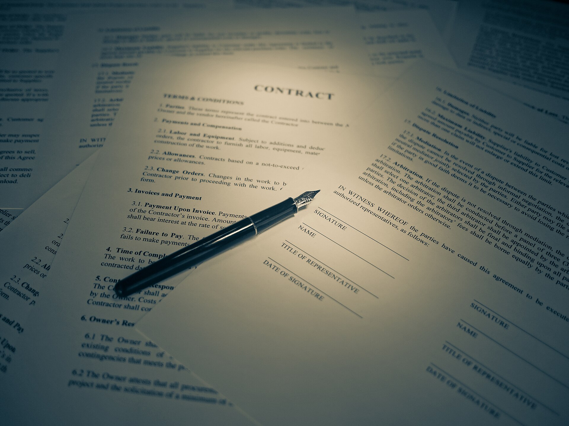 Contrat et stylo symbolisant l’accord écrit des héritiers