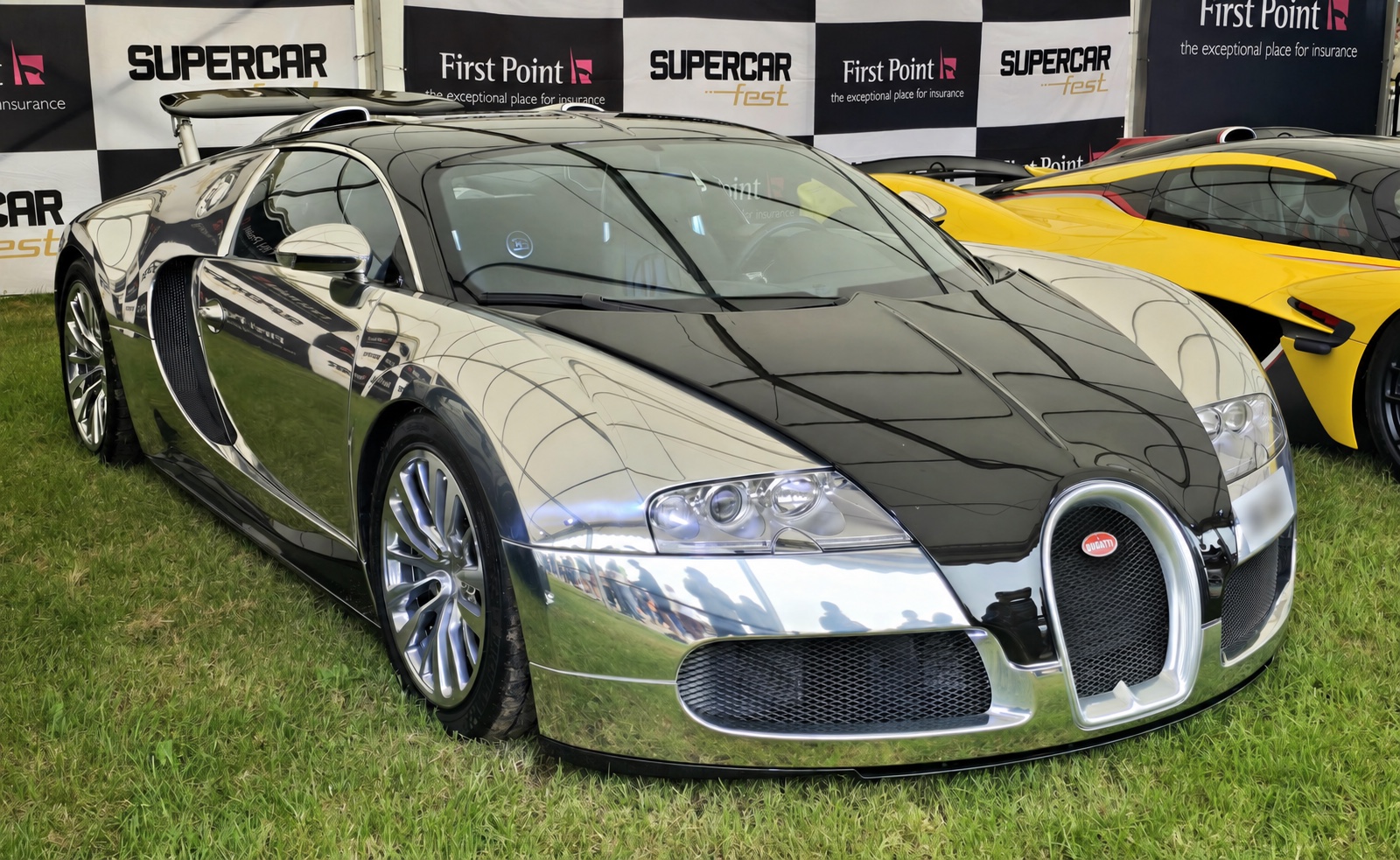 Bugatti Veyron 16.4 noire et chrome exposée lors d’un événement automobile