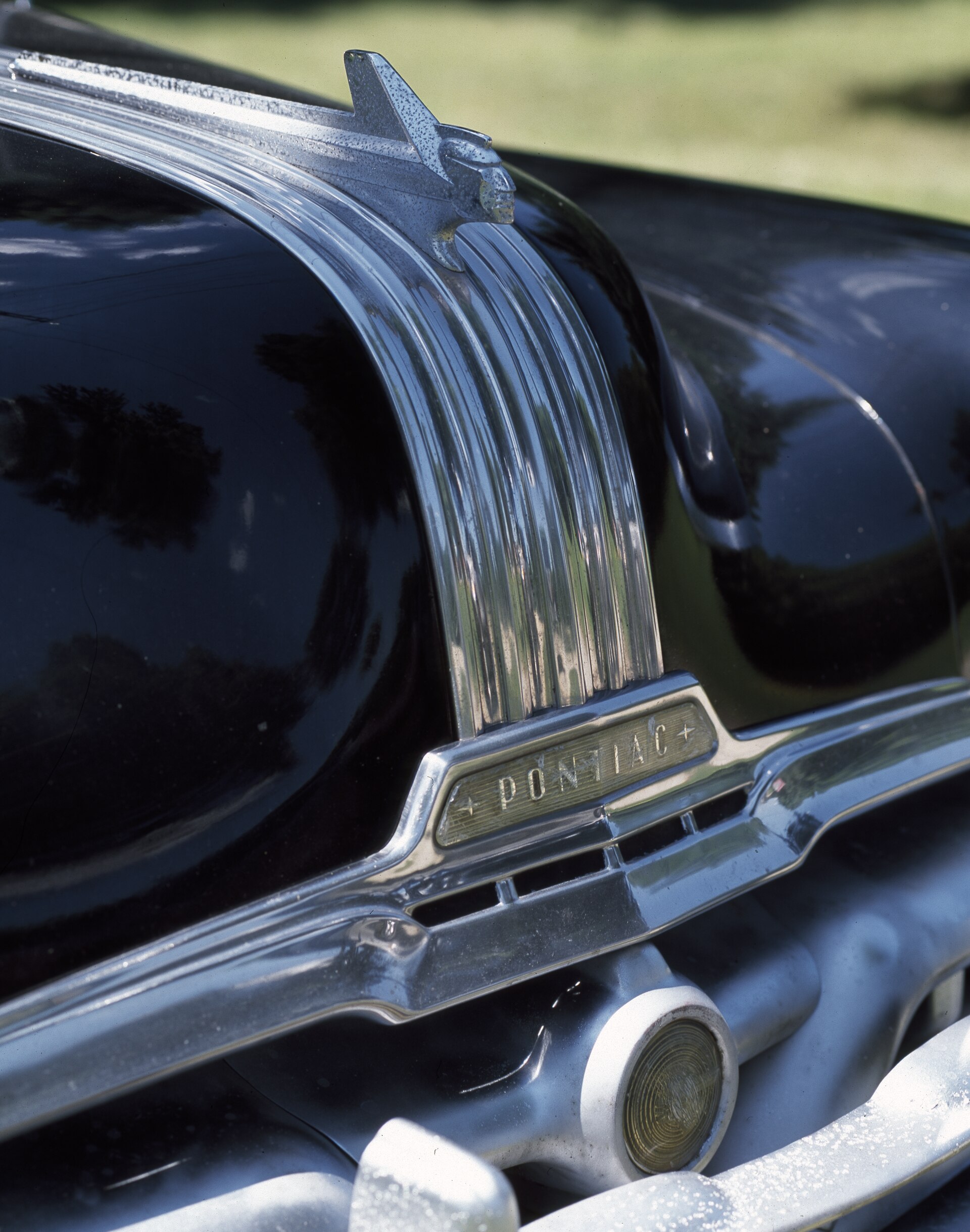 Calandre et ornement d’une Pontiac ancienne