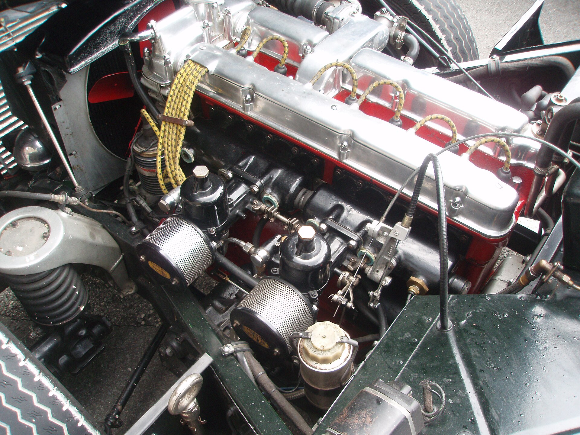 Moteur d’Aston Martin DB2 équipé de deux carburateurs SU
