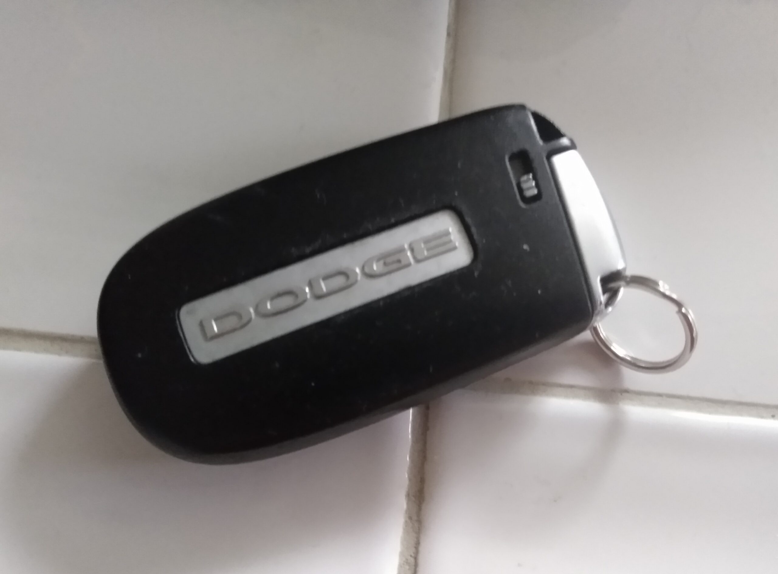 Clé automobile sur fond clair