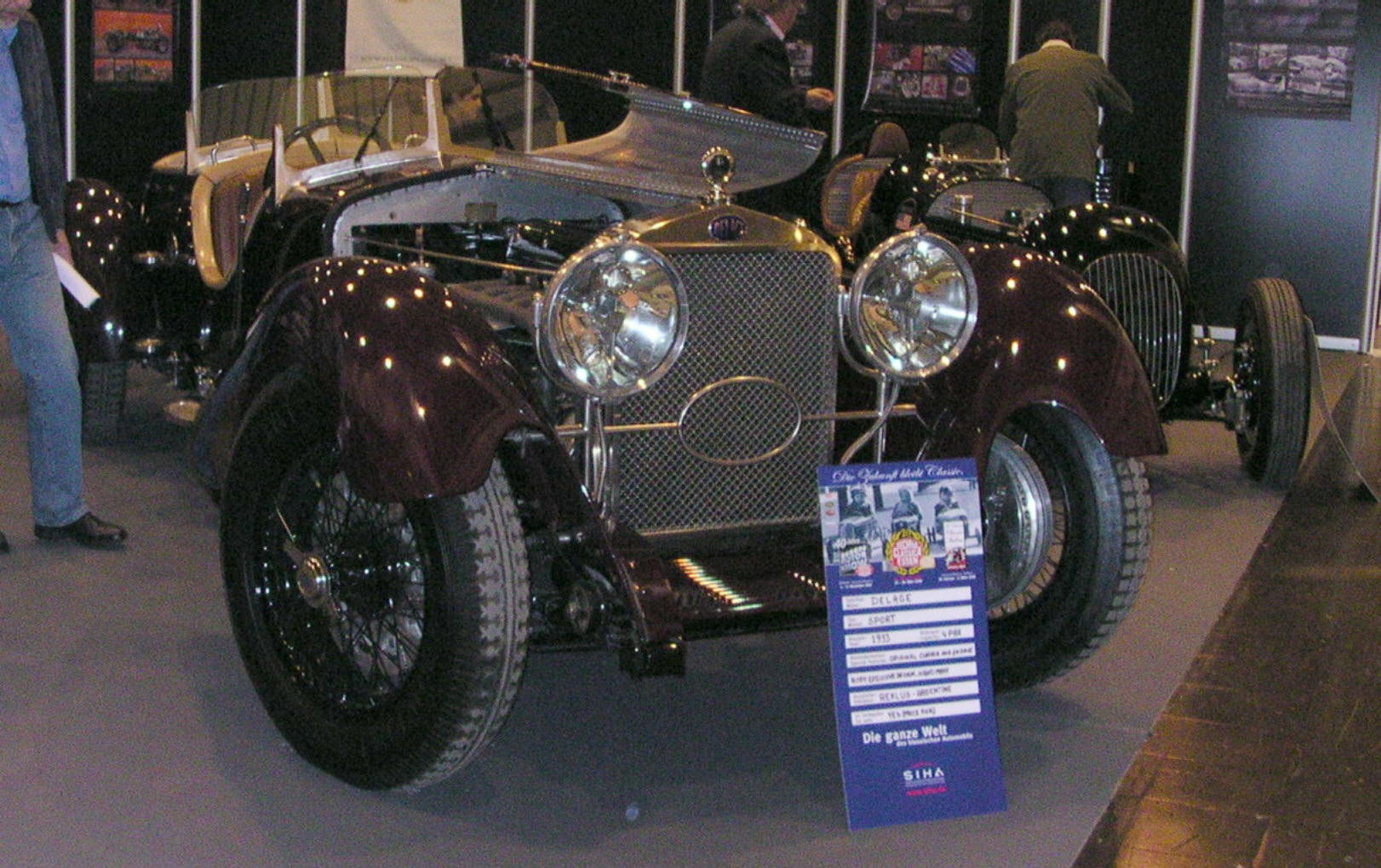 Delage D8 Sport de 1933 exposée dans un salon automobile