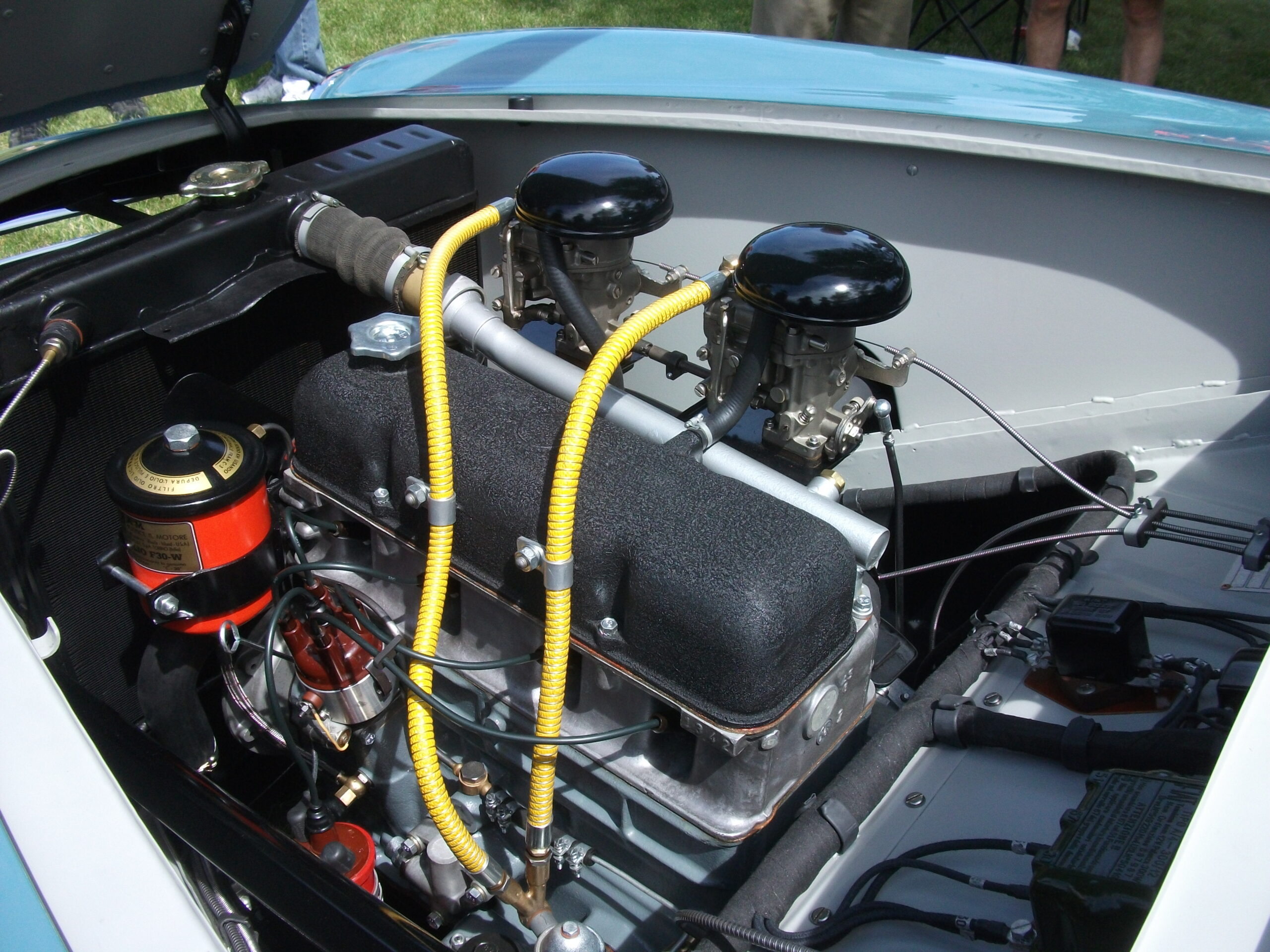 Moteur d’une Siata Gran Sport de 1951 observé pour documenter son état