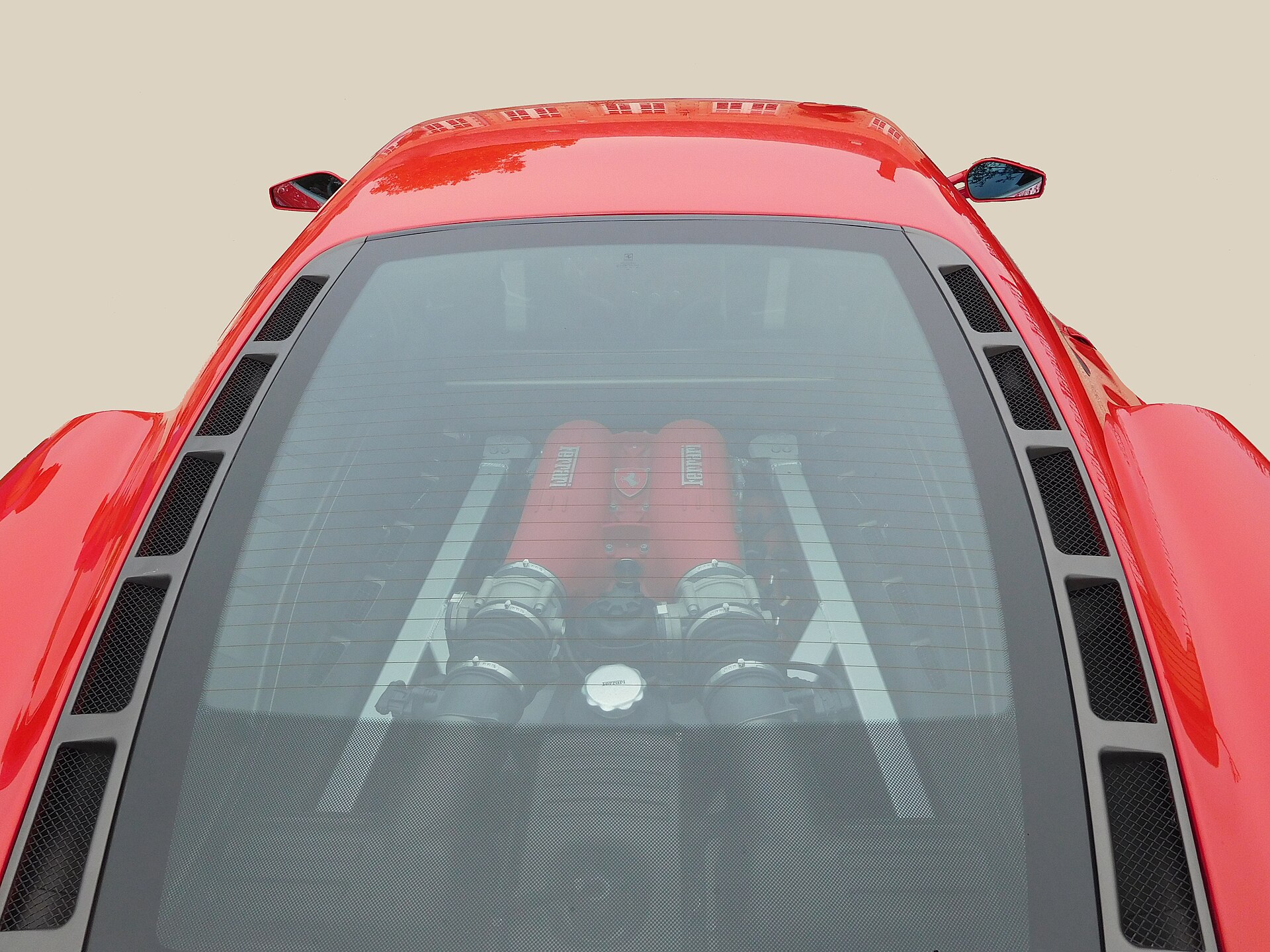 V8 F136 E visible sous la vitre arrière d’une Ferrari F430