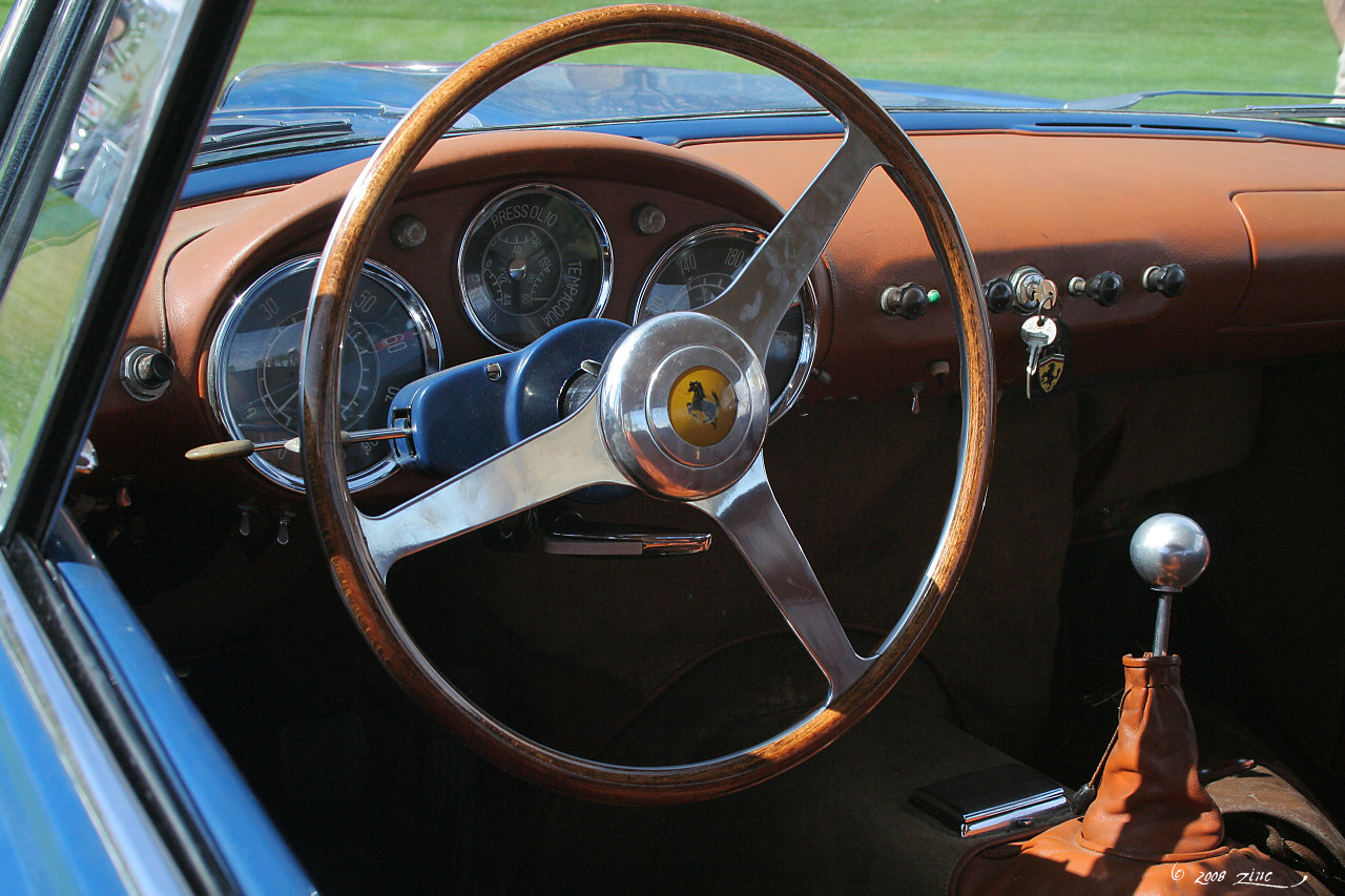 Tableau de bord et volant d’une Ferrari 410 Superamerica