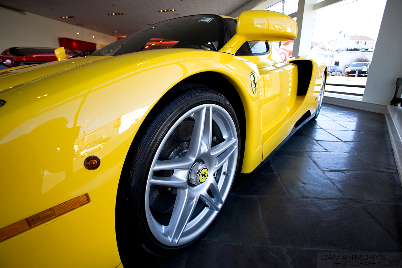 Détail de la roue et du flanc d’une Ferrari Enzo jaune