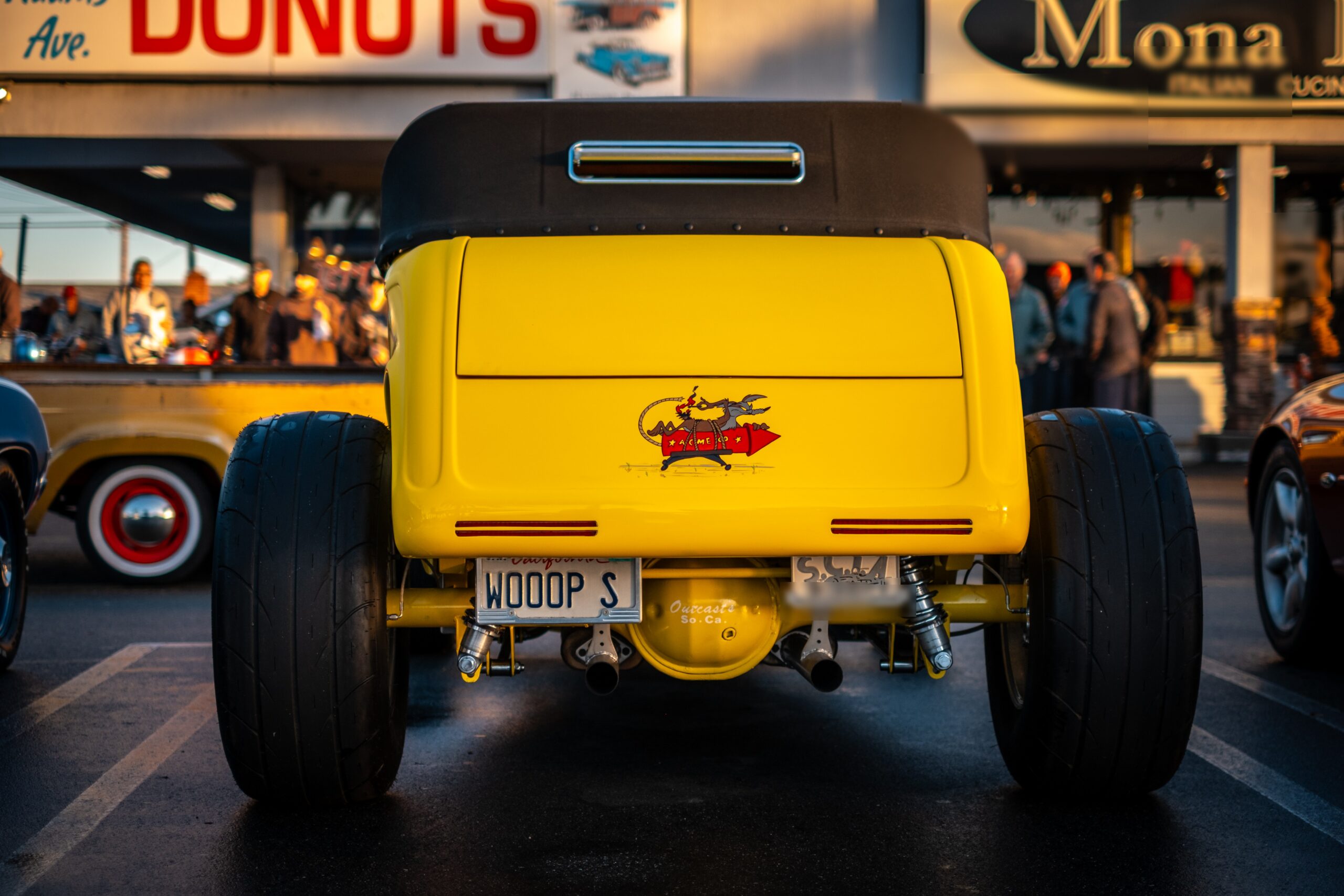 Hot rod Ford jaune photographié de l’arrière en Californie