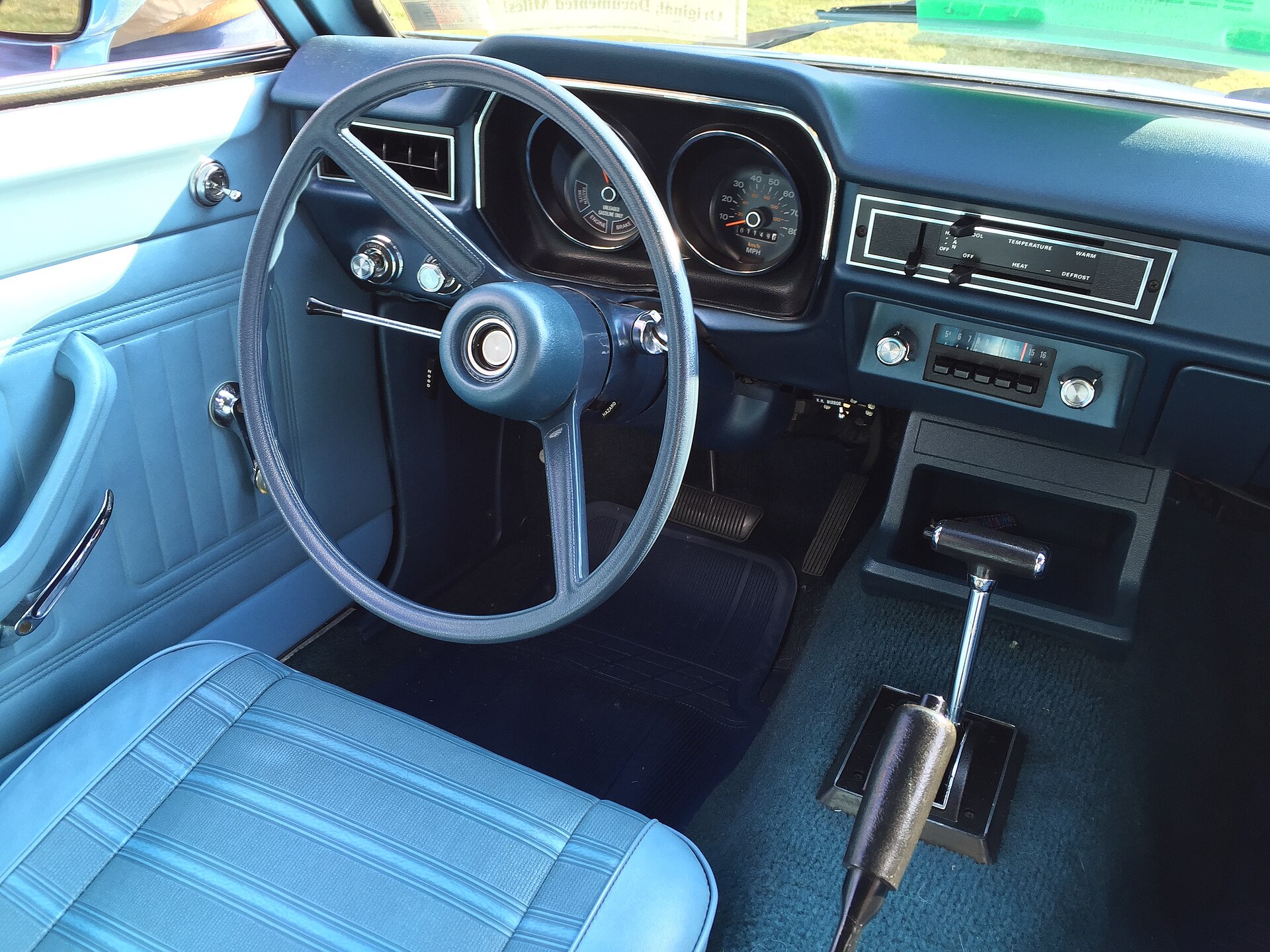 Tableau de bord et compteur d’une voiture ancienne
