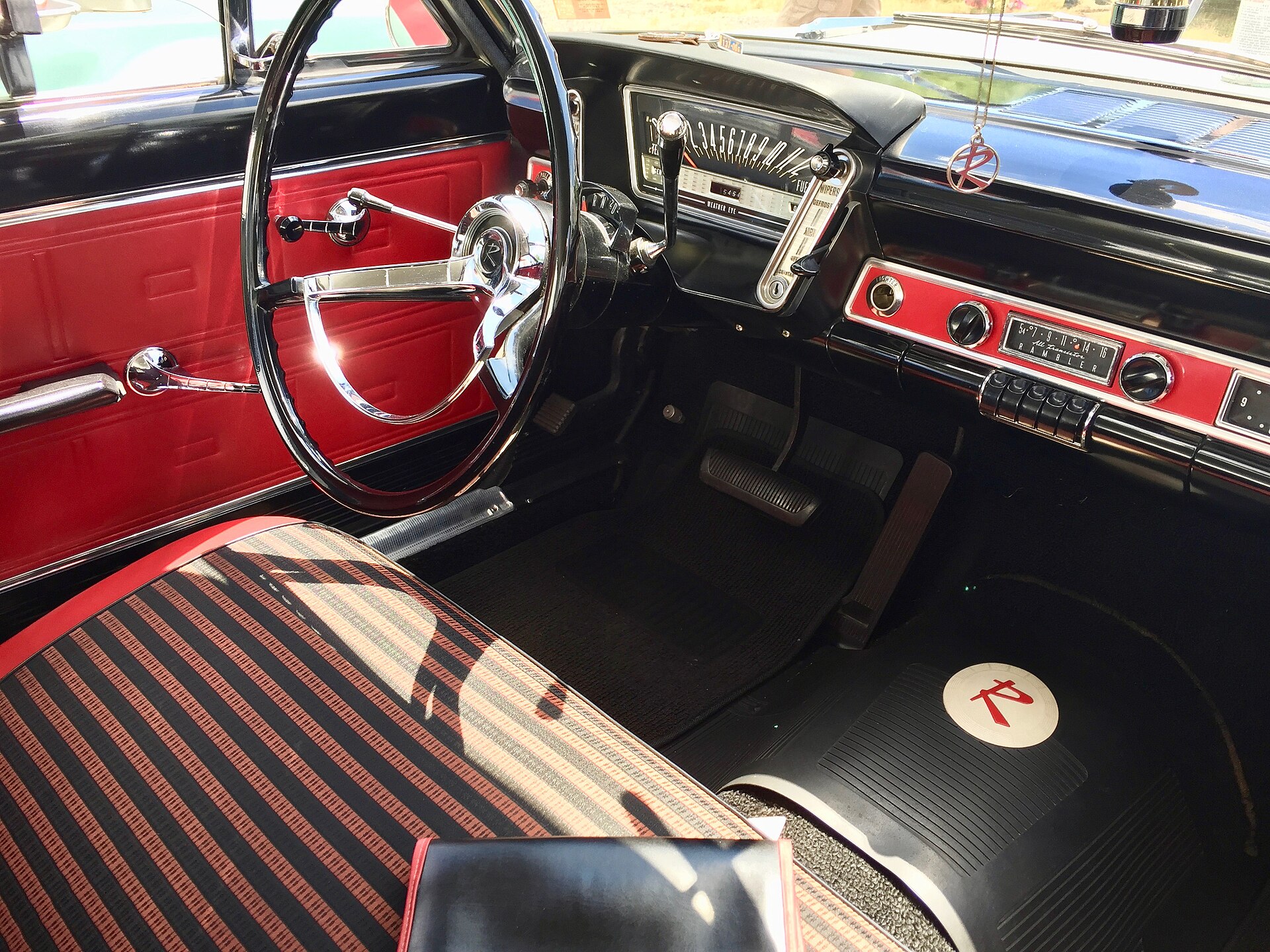 Habitacle rouge et noir d’une Rambler Classic de 1963