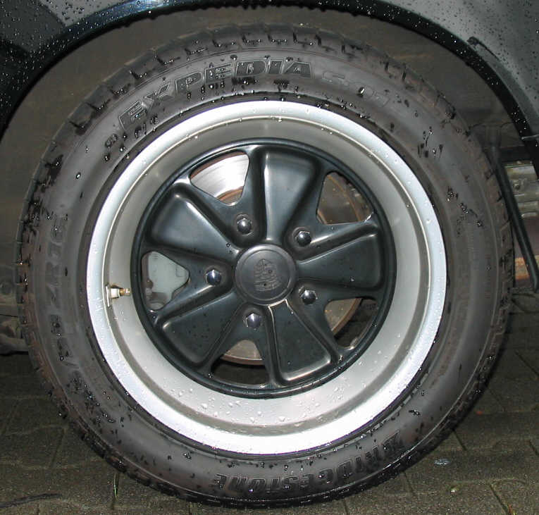 Jante Fuchs noire montée sur une Porsche 911 classique