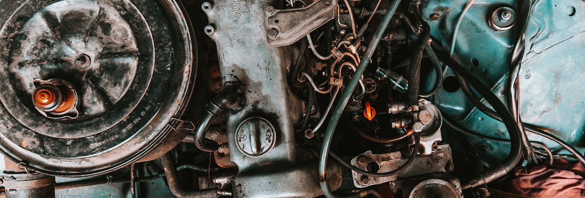 Compartiment moteur ancien observé dans un atelier automobile