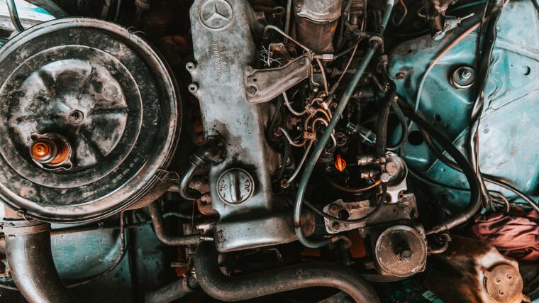 Compartiment moteur ancien observé dans un atelier automobile