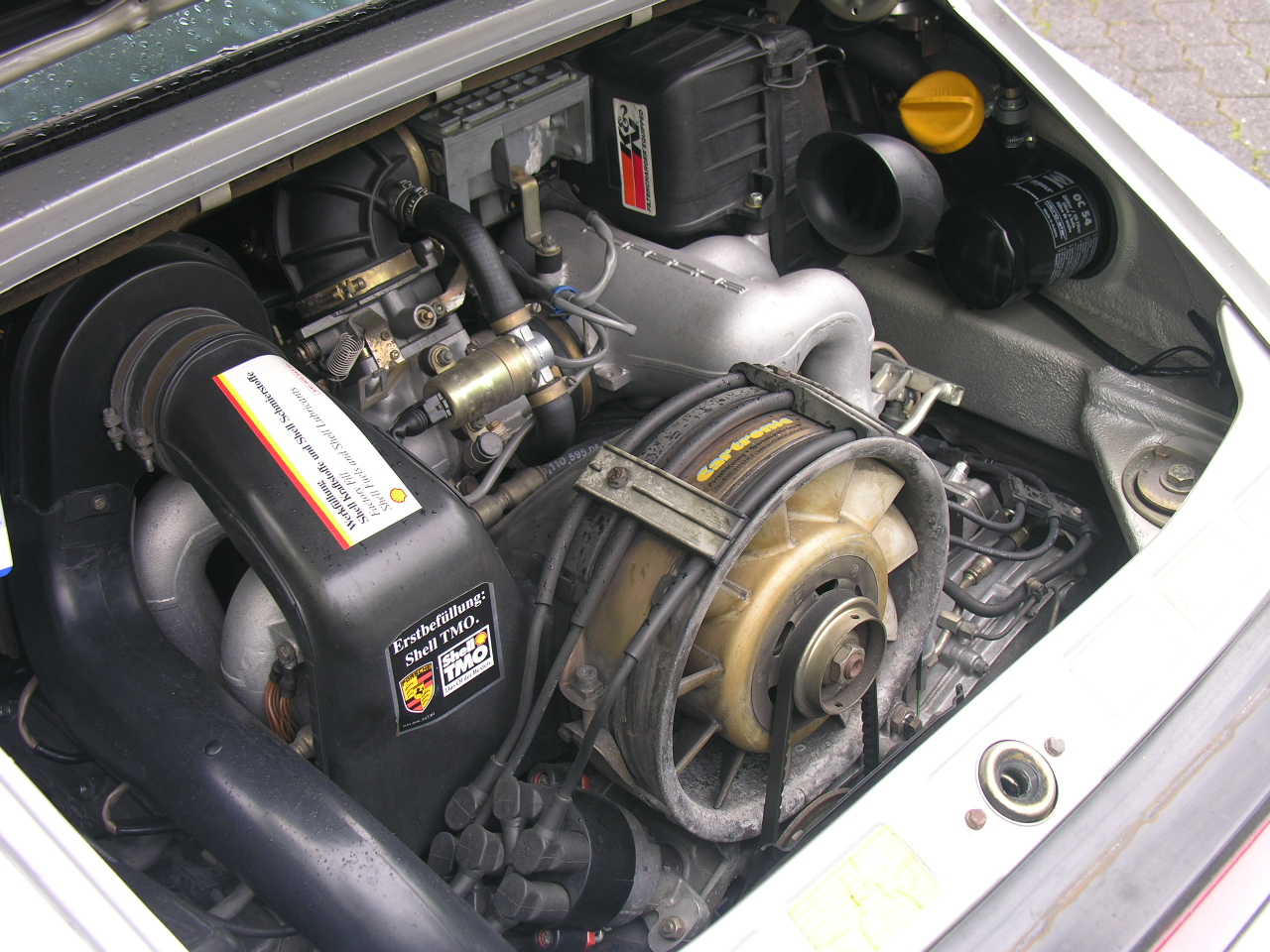 Compartiment moteur d’une Porsche 911 Carrera 3.2