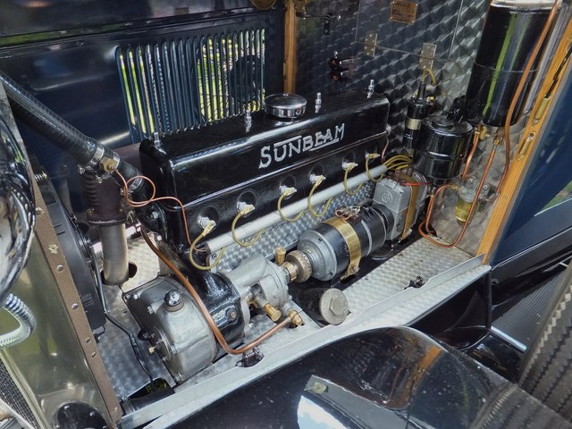 Moteur ancien Sunbeam présenté dans son compartiment moteur