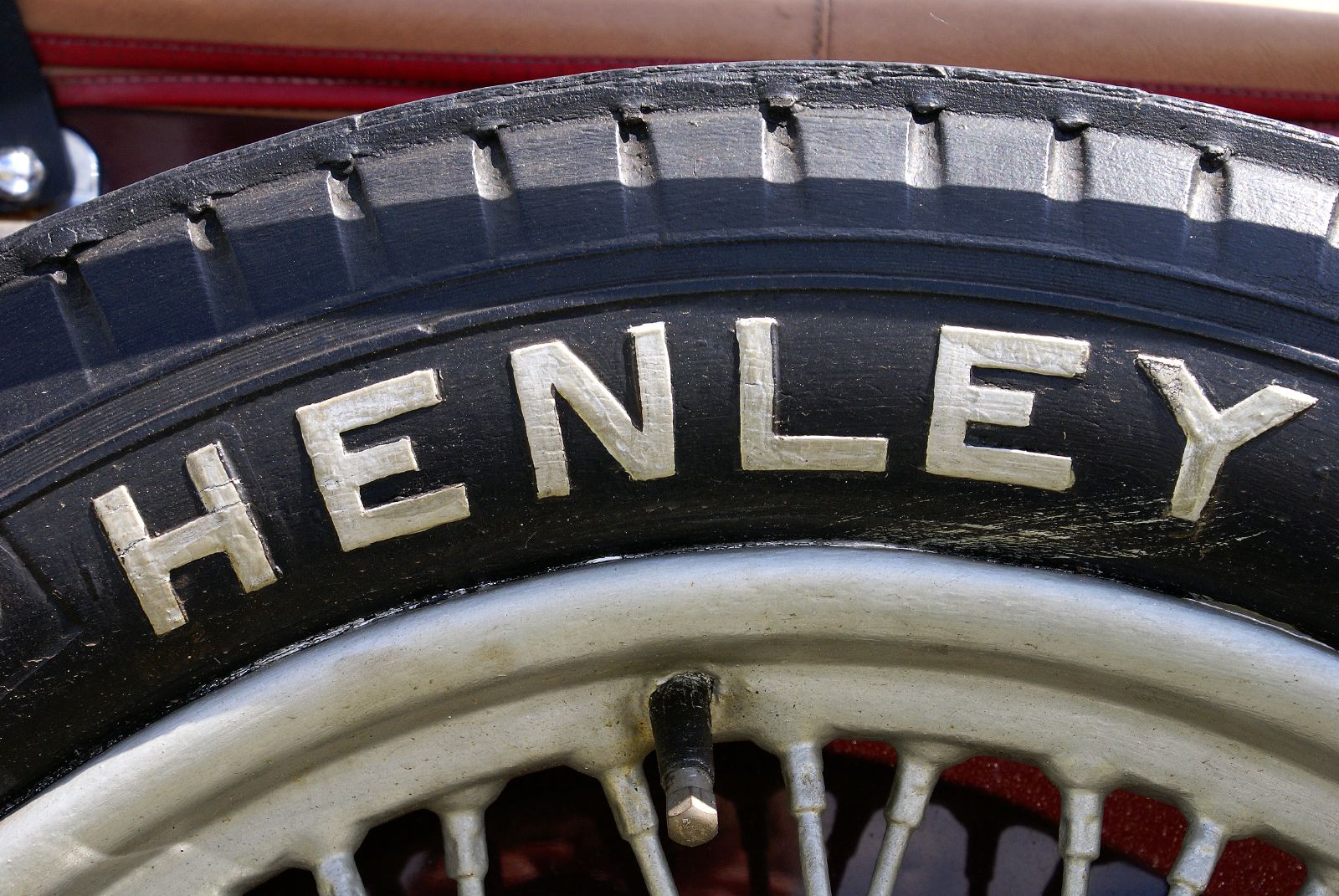 Roue à rayons et pneu d’une voiture classique
