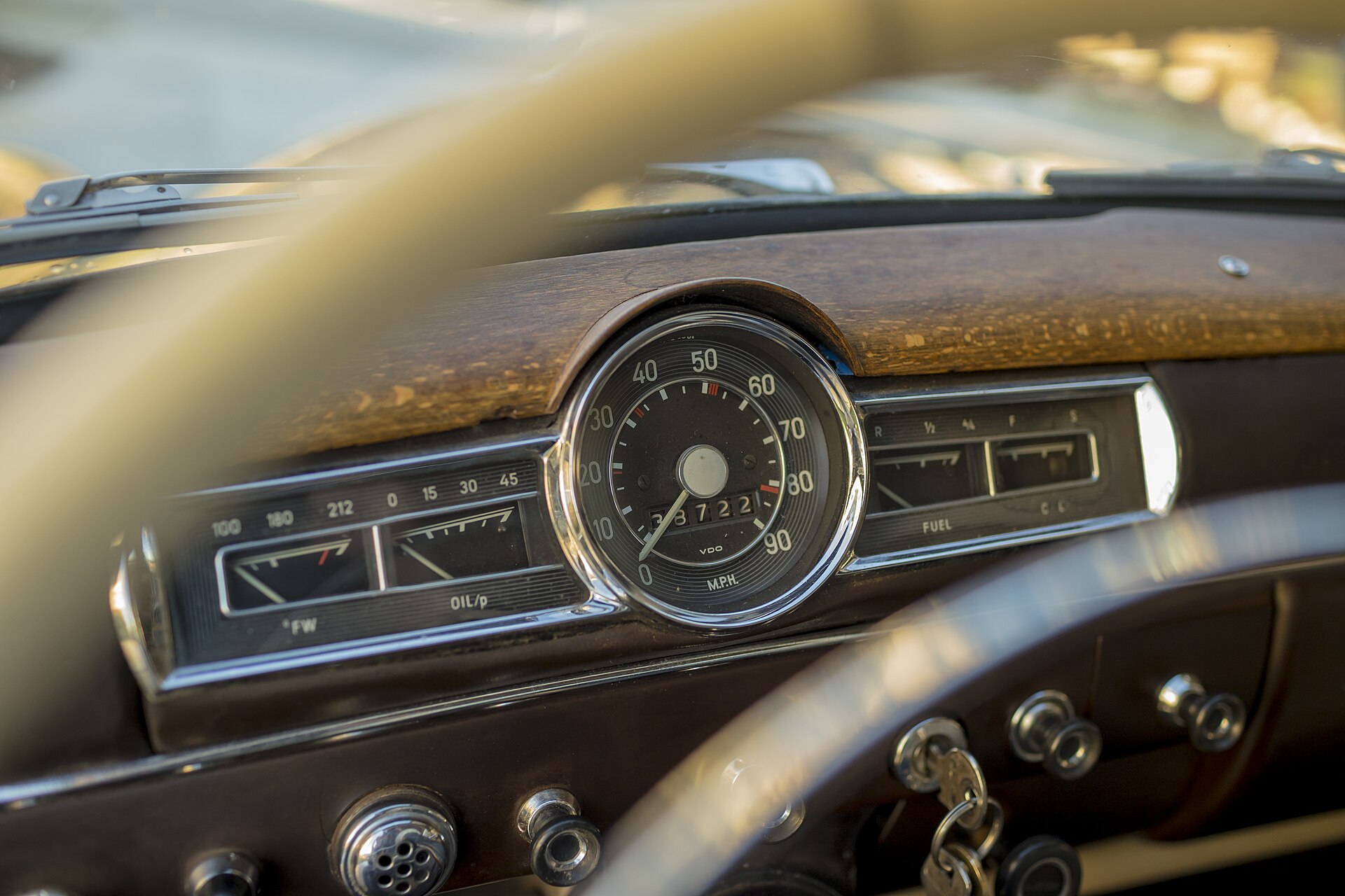 Compteur et tableau de bord d’une voiture ancienne