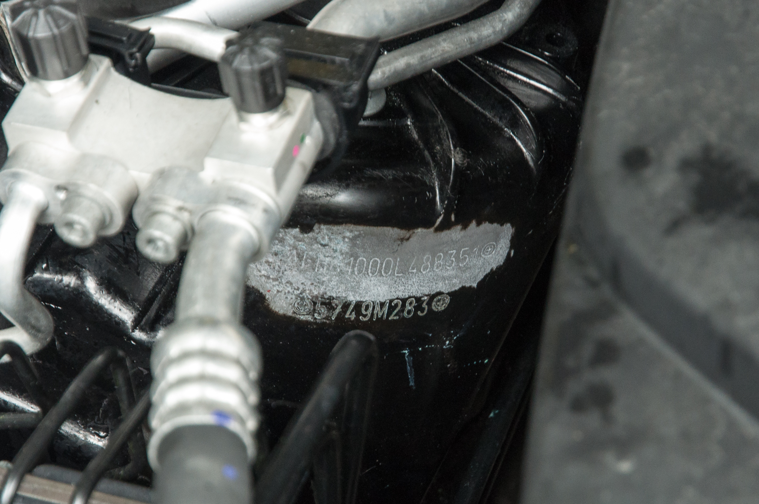 Numéro d’identification frappé sur une structure automobile